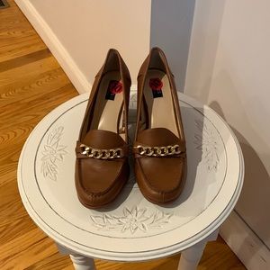 Cute heeled loafers with gold hardware.